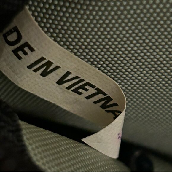 💕 MEC Outdoor Adventure Sling Bag - Black and Green - Picture 3 of 3